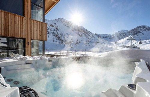 Tignes Apartment | Spacious apartment in Tignes with jacuzzi and parking, ideal for 12 guests