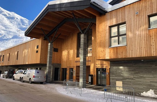Tignes Apartment | Spacious apartment in Tignes with jacuzzi and parking, ideal for 12 guests