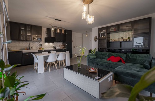 Ginko Apartment | Beachside Apartment with Kitchen & Breakfast Included