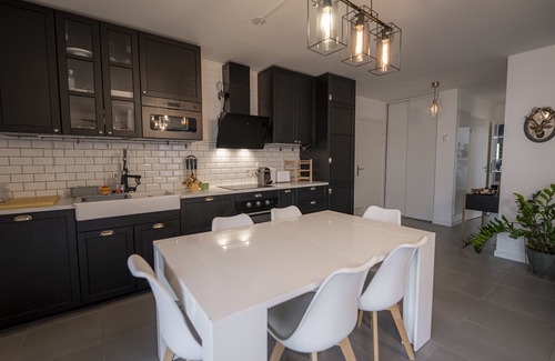 Ginko Apartment | Beachside Apartment with Kitchen & Breakfast Included