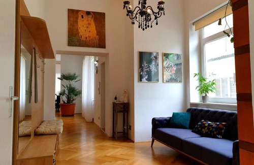 Favoriten Apartment | Spacious apartment near city center for 8 guests
