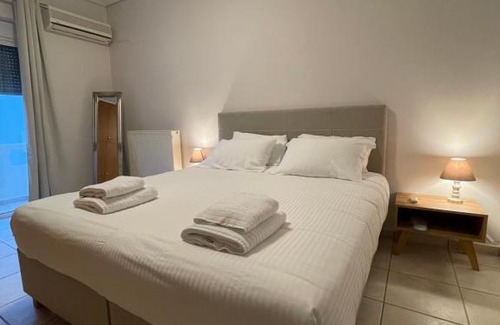 Kalathas Apartment | Ideal 3-Bedroom Apartment Steps from the Sea - Guest Rated 10