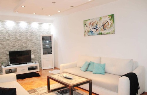 Novo Sarajevo Apartment | Child-Friendly Apartment with Free Parking - Guest Rated 10/10