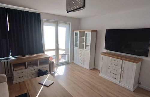 Chylonia Apartment | Scenic Apartment with Child-Friendly Amenities to Enjoy