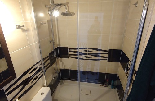 Chylonia Apartment | Scenic Apartment with Child-Friendly Amenities to Enjoy