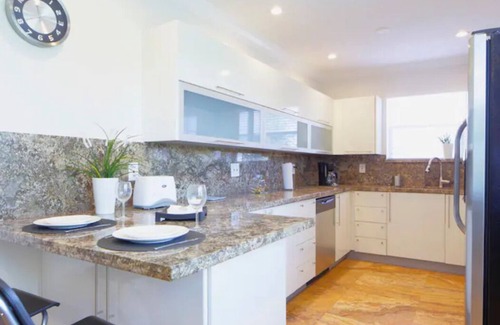 Hollywood South Central Beach Apartment | Oceanfront Apartment with Pool and Ocean View in Miami