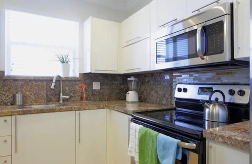 Hollywood South Central Beach Apartment | Oceanfront Apartment with Pool and Ocean View in Miami