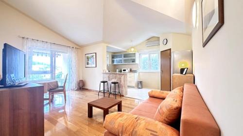 Tijesno Apartment | Top-Rated Apartment in Tisno Near Garden Resort