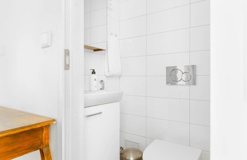 Punavuori Apartment | Tranquil Retreat: 4-Star Apartment in Courtyard Oasis