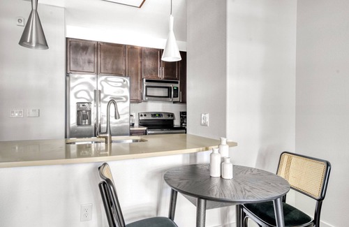 Gateway Apartment | Spacious Arboretum 1BR w/ Pool, Gym & W/D, nr retail, by Blueground