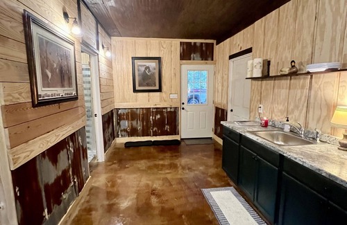 Joppa House | Guest Rated 9.8: Scenic Barndominium Near Guntersville