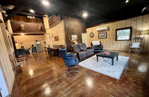 Joppa House | Guest Rated 9.8: Scenic Barndominium Near Guntersville