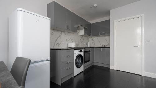 High Barnet Apartment | Spacious Barnet Flat in Tudor-Style Building