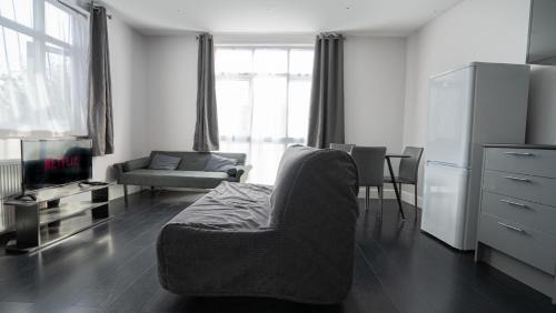High Barnet Apartment | Spacious Barnet Flat in Tudor-Style Building