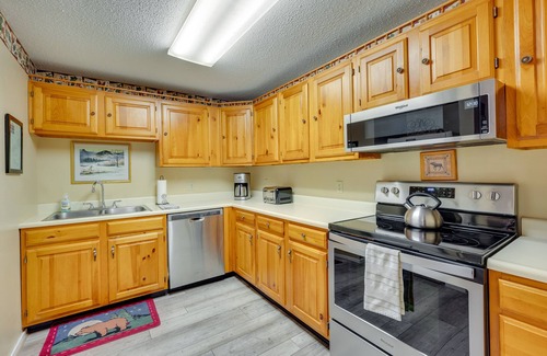 Bartlett Condo | Top-Rated Bartlett Condo with Balconies and Pool Access