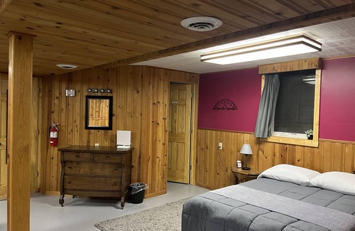 Greenfield House | Guest Rated 10/10: Ideal Basement Suite with Hot Tub