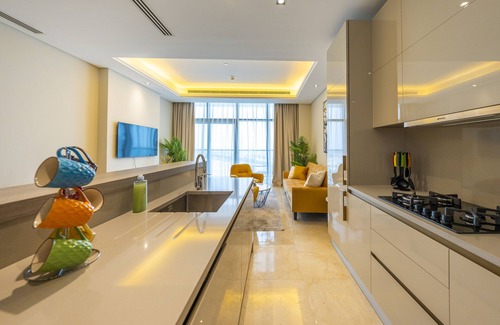 Palm Jumeirah Apartment | Beachfront 2-Bedroom Retreat with Pool & Family Amenities