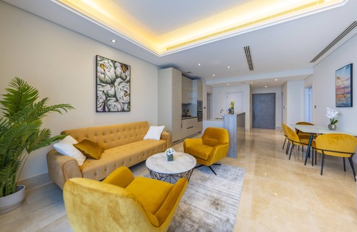 Palm Jumeirah Apartment | Beachfront 2-Bedroom Retreat with Pool & Family Amenities