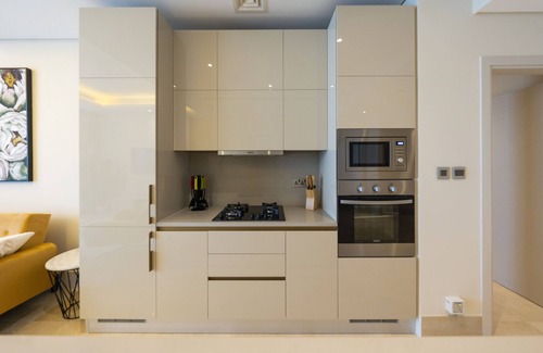 Palm Jumeirah Apartment | Beachfront 2-Bedroom Retreat with Pool & Family Amenities