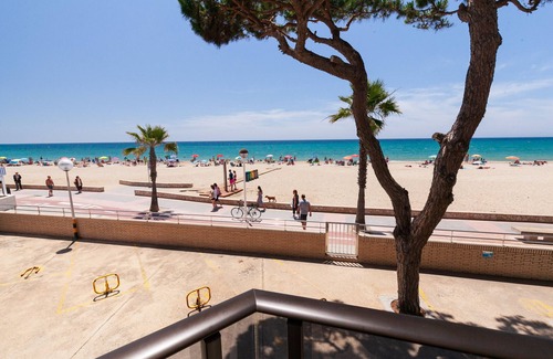 Vilafortuny Apartment | Inviting Beachfront Family Apartment with Ocean Views