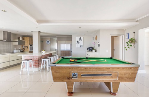 Melkbosstrand Villa | Spacious Beachfront Family Villa – 1 Min Walk to Beach, Pizza Oven, Fast WiFi!