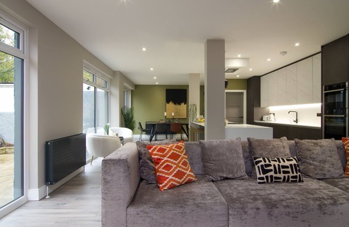Duddingston Villa | Elegant Villa Retreat with Garden and Hot Tub Awaits