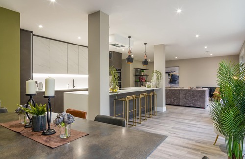 Duddingston Villa | Elegant Villa Retreat with Garden and Hot Tub Awaits