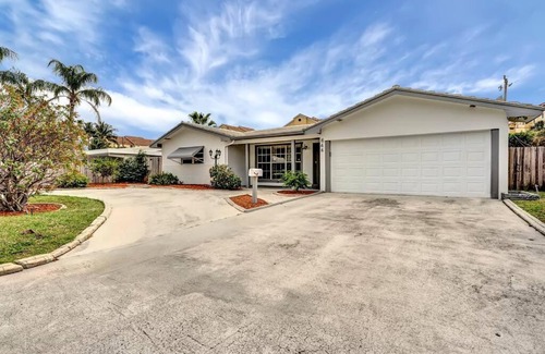 Boynton Beach Villa | Idyllic 4BR Boyton Beach Retreat with Pool Near the Shore