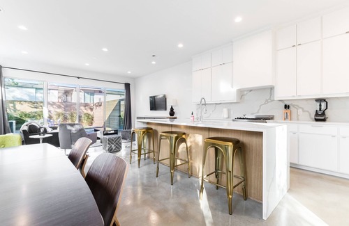 Old East Dallas House | New Six Bedroom Villa with Pet-Friendly Amenities