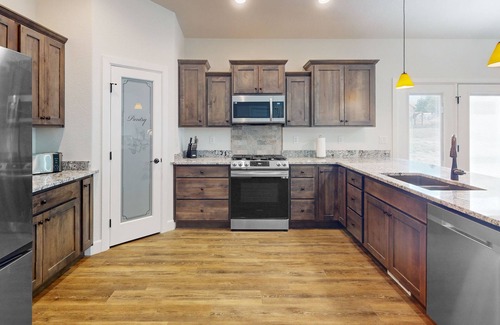 Rye House | Spacious brand new home w/mountain views, gas fireplace & firepit
