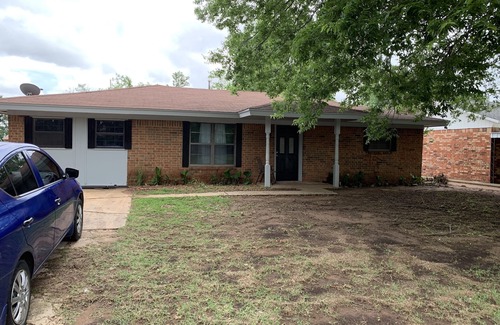 Fort Cobb House | Inviting Brick Home for Family Getaways - Guest Rated: 9.8