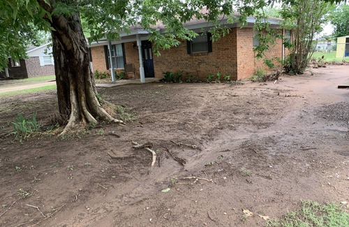 Fort Cobb House | Inviting Brick Home for Family Getaways - Guest Rated: 9.8