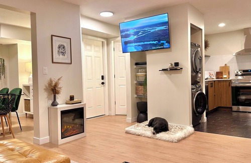 Walnut Grove House | Spacious & bright 2 bedroom suite with full kitchen and in-suite laundry!