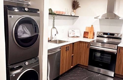 Walnut Grove House | Spacious & bright 2 bedroom suite with full kitchen and in-suite laundry!