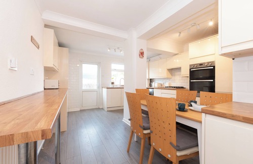 St. Michael's House | Spacious & Bright 4-Bed Family House + Parking