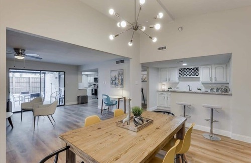 Dallas House | Modern Home with Pool - Guest Rated 9/10 & Pet Friendly