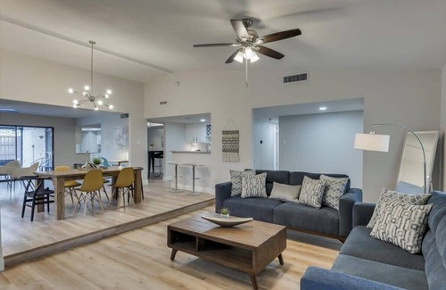 Dallas House | Modern Home with Pool - Guest Rated 9/10 & Pet Friendly
