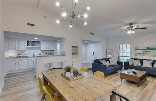 Dallas House | Modern Home with Pool - Guest Rated 9/10 & Pet Friendly