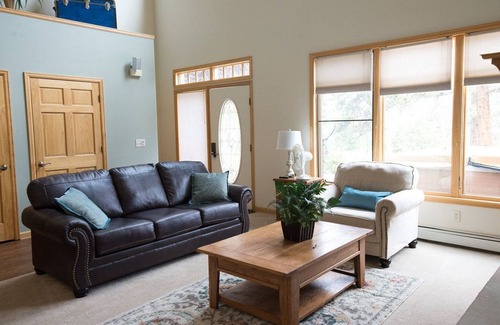 Stanley Hills Condo | Bright Condo with Outdoor Hot Tub and Views of Estes Valley
