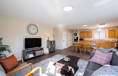 Bayshore - Klatt House | Bright and Convenient Anchorage Retreat with Spa & Kitchen