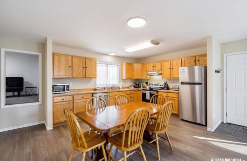 Bayshore - Klatt House | Bright and Convenient Anchorage Retreat with Spa & Kitchen
