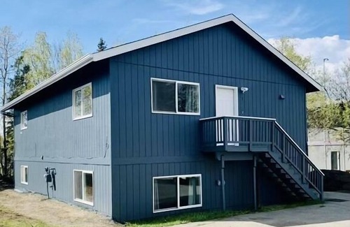 Bayshore - Klatt House | Bright and Convenient Anchorage Retreat with Spa & Kitchen