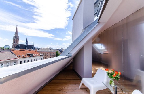 Weißgerber Apartment | Bright Retreat by the River with Balcony & Scenic Views