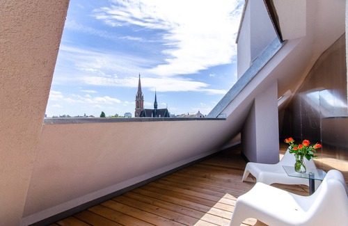 Weißgerber Apartment | Bright Retreat by the River with Balcony & Scenic Views
