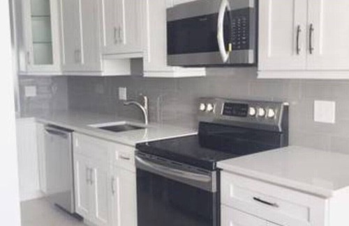 Delray Beach Condo | Bright 2/2 Near Trendy Downtown Delray Beach with Pool