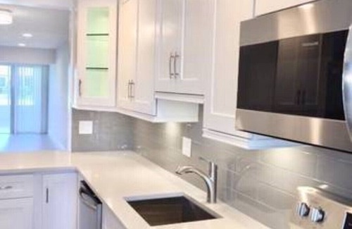 Delray Beach Condo | Bright 2/2 Near Trendy Downtown Delray Beach with Pool