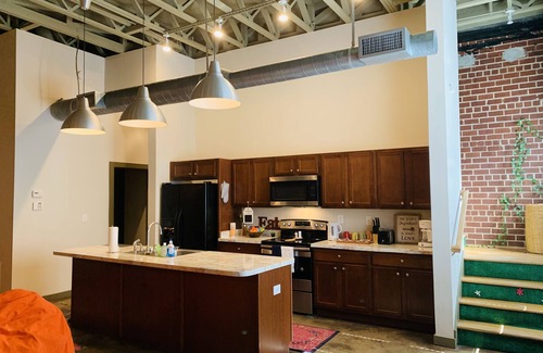 Capitol View House | Bright West End Loft with Pool & Spa - Rated 10/10