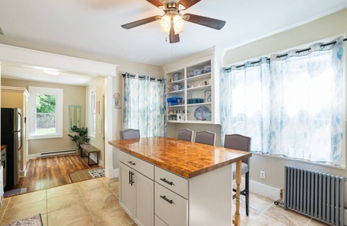 Ashfield House | Spacious Broadway Home Downtown Western Modern Charm