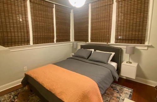 Sunnyside House | Family-Friendly Bungalow in Sunnyside Awaits Your Stay