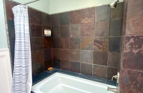 Sunnyside House | Family-Friendly Bungalow in Sunnyside Awaits Your Stay